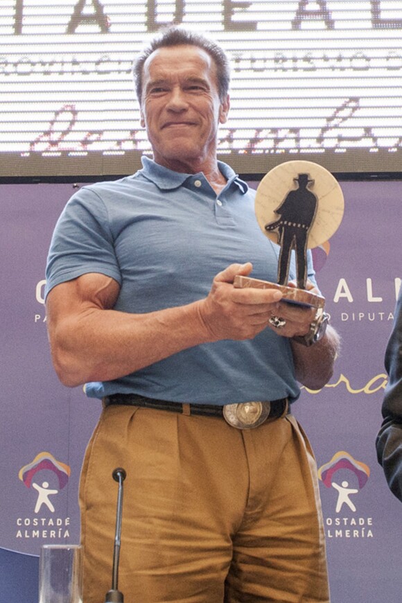 Arnold Schwarzenegger recevant le prix "Almeria Terre de ciné" et inaugure son étoile sur la "Walk of Fame" à Almeria, le 28 septembre 2014.