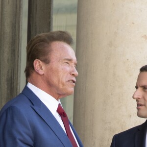 Le président de la République française Emmanuel Macron et l'ancien gouverneur de Californie et acteur Arnold Schwarzenegger - Le président de la République française a reçu l'ancien gouverneur de Californie et acteur au palais l'Elysée à Paris, France, le 23 juin 2017. L'ancien gouverneur de Californie fait partie des 800 personnalités politiques, juristes et experts du monde qui vont lancer à Paris un projet de "pacte mondial pour l'environnement" le 24 juin 2017. © Pierre Perusseau/Bestimage