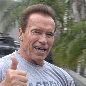 Arnold Schwarzenegger quitte le salle de gym en VTT à Los Angeles le 29 juin 2017.