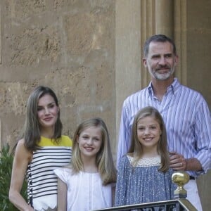 Le roi Felipe VI d'Espagne, la reine Letizia et leurs filles Leonor, princesse des Asturies, et l'infante Sofia ont pris la pose dans la cour du palais de Marivent à Palma de Majorque le 31 juillet 2017, lors de leur traditionnelle rencontre organisée avec la presse au début de leurs vacances.