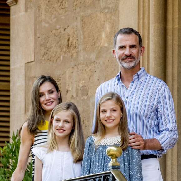 Le roi Felipe VI d'Espagne, la reine Letizia et leurs filles Leonor, princesse des Asturies, et l'infante Sofia ont pris la pose dans la cour du palais de Marivent à Palma de Majorque le 31 juillet 2017, lors de leur traditionnelle rencontre organisée avec la presse au début de leurs vacances.