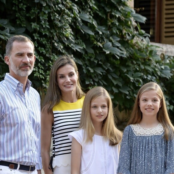 Le roi Felipe VI d'Espagne, la reine Letizia et leurs filles Leonor, princesse des Asturies, et l'infante Sofia ont pris la pose dans la cour du palais de Marivent à Palma de Majorque le 31 juillet 2017, lors de leur traditionnelle rencontre organisée avec la presse au début de leurs vacances.