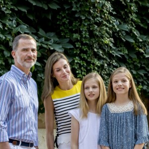 Le roi Felipe VI d'Espagne, la reine Letizia et leurs filles Leonor, princesse des Asturies, et l'infante Sofia ont pris la pose dans la cour du palais de Marivent à Palma de Majorque le 31 juillet 2017, lors de leur traditionnelle rencontre organisée avec la presse au début de leurs vacances.