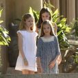 Le roi Felipe VI d'Espagne, la reine Letizia et leurs filles Leonor, princesse des Asturies, et l'infante Sofia ont pris la pose dans la cour du palais de Marivent à Palma de Majorque le 31 juillet 2017, lors de leur traditionnelle rencontre organisée avec la presse au début de leurs vacances.