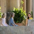 Le roi Felipe VI d'Espagne, la reine Letizia et leurs filles Leonor, princesse des Asturies, et l'infante Sofia ont pris la pose dans la cour du palais de Marivent à Palma de Majorque le 31 juillet 2017, lors de leur traditionnelle rencontre organisée avec la presse au début de leurs vacances.
