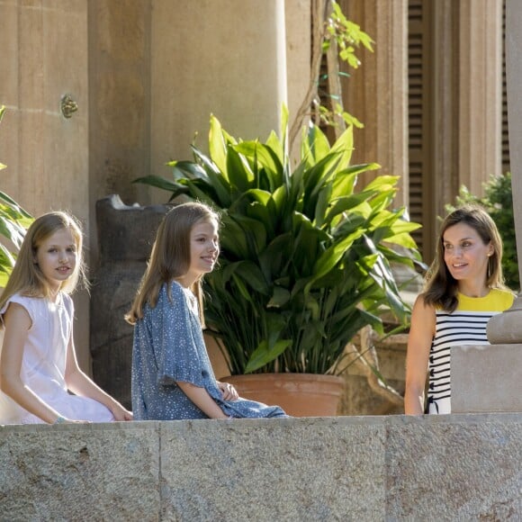 Le roi Felipe VI d'Espagne, la reine Letizia et leurs filles Leonor, princesse des Asturies, et l'infante Sofia ont pris la pose dans la cour du palais de Marivent à Palma de Majorque le 31 juillet 2017, lors de leur traditionnelle rencontre organisée avec la presse au début de leurs vacances.