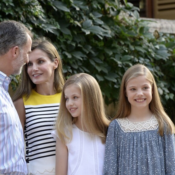 Le roi Felipe VI d'Espagne, la reine Letizia et leurs filles Leonor, princesse des Asturies, et l'infante Sofia ont pris la pose dans la cour du palais de Marivent à Palma de Majorque le 31 juillet 2017, lors de leur traditionnelle rencontre organisée avec la presse au début de leurs vacances.