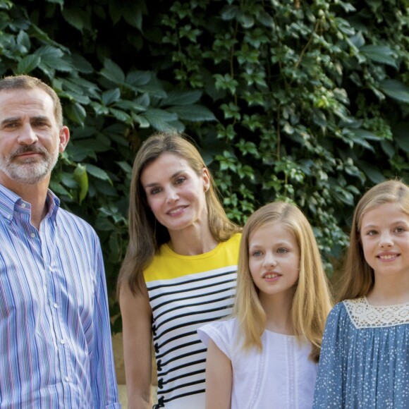 Le roi Felipe VI d'Espagne, la reine Letizia et leurs filles Leonor, princesse des Asturies, et l'infante Sofia ont pris la pose dans la cour du palais de Marivent à Palma de Majorque le 31 juillet 2017, lors de leur traditionnelle rencontre organisée avec la presse au début de leurs vacances.