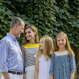 Le roi Felipe VI d'Espagne, la reine Letizia et leurs filles Leonor, princesse des Asturies, et l'infante Sofia ont pris la pose dans la cour du palais de Marivent à Palma de Majorque le 31 juillet 2017, lors de leur traditionnelle rencontre organisée avec la presse au début de leurs vacances.