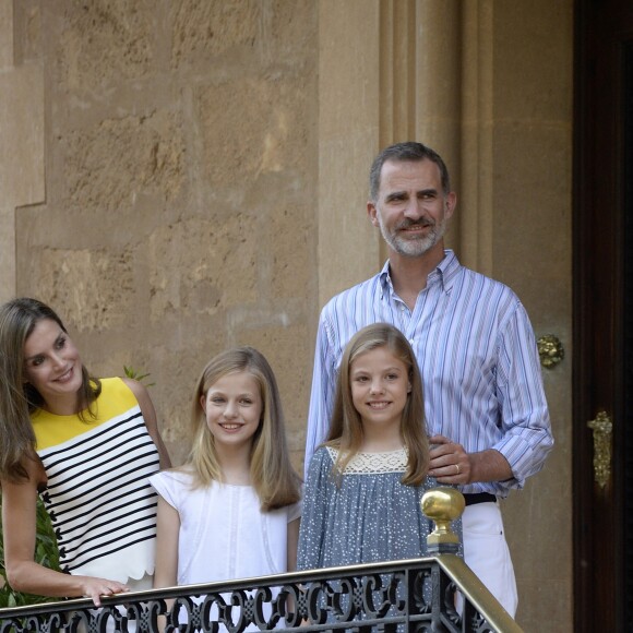 Le roi Felipe VI d'Espagne, la reine Letizia et leurs filles Leonor, princesse des Asturies, et l'infante Sofia ont pris la pose dans la cour du palais de Marivent à Palma de Majorque le 31 juillet 2017, lors de leur traditionnelle rencontre organisée avec la presse au début de leurs vacances.