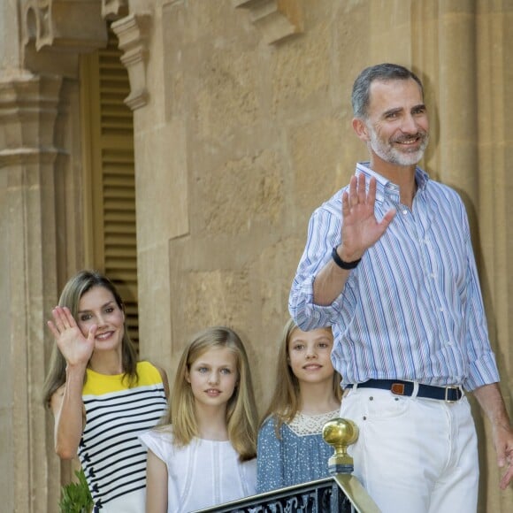 Le roi Felipe VI d'Espagne, la reine Letizia et leurs filles Leonor, princesse des Asturies, et l'infante Sofia ont pris la pose dans la cour du palais de Marivent à Palma de Majorque le 31 juillet 2017, lors de leur traditionnelle rencontre organisée avec la presse au début de leurs vacances.