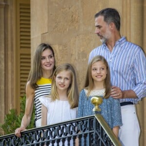 Le roi Felipe VI d'Espagne, la reine Letizia et leurs filles Leonor, princesse des Asturies, et l'infante Sofia ont pris la pose dans la cour du palais de Marivent à Palma de Majorque le 31 juillet 2017, lors de leur traditionnelle rencontre organisée avec la presse au début de leurs vacances.