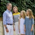 Le roi Felipe VI d'Espagne, la reine Letizia et leurs filles Leonor, princesse des Asturies, et l'infante Sofia ont pris la pose dans la cour du palais de Marivent à Palma de Majorque le 31 juillet 2017, lors de leur traditionnelle rencontre organisée avec la presse au début de leurs vacances.