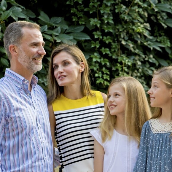 Le roi Felipe VI d'Espagne, la reine Letizia et leurs filles Leonor, princesse des Asturies, et l'infante Sofia ont pris la pose dans la cour du palais de Marivent à Palma de Majorque le 31 juillet 2017, lors de leur traditionnelle rencontre organisée avec la presse au début de leurs vacances.