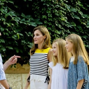 Le roi Felipe VI d'Espagne, la reine Letizia et leurs filles Leonor, princesse des Asturies, et l'infante Sofia ont pris la pose dans la cour du palais de Marivent à Palma de Majorque le 31 juillet 2017, lors de leur traditionnelle rencontre organisée avec la presse au début de leurs vacances.