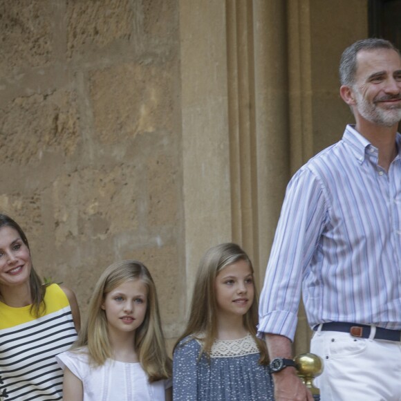 Le roi Felipe VI d'Espagne, la reine Letizia et leurs filles Leonor, princesse des Asturies, et l'infante Sofia ont pris la pose dans la cour du palais de Marivent à Palma de Majorque le 31 juillet 2017, lors de leur traditionnelle rencontre organisée avec la presse au début de leurs vacances.