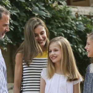 Le roi Felipe VI d'Espagne, la reine Letizia et leurs filles Leonor, princesse des Asturies, et l'infante Sofia ont pris la pose dans la cour du palais de Marivent à Palma de Majorque le 31 juillet 2017, lors de leur traditionnelle rencontre organisée avec la presse au début de leurs vacances.