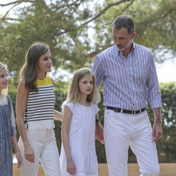 Le roi Felipe VI d'Espagne, la reine Letizia et leurs filles Leonor, princesse des Asturies, et l'infante Sofia ont pris la pose dans la cour du palais de Marivent à Palma de Majorque le 31 juillet 2017, lors de leur traditionnelle rencontre organisée avec la presse au début de leurs vacances.