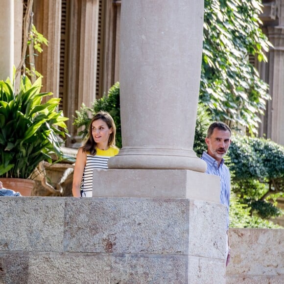 Le roi Felipe VI d'Espagne, la reine Letizia et leurs filles Leonor, princesse des Asturies, et l'infante Sofia ont pris la pose dans la cour du palais de Marivent à Palma de Majorque le 31 juillet 2017, lors de leur traditionnelle rencontre organisée avec la presse au début de leurs vacances.