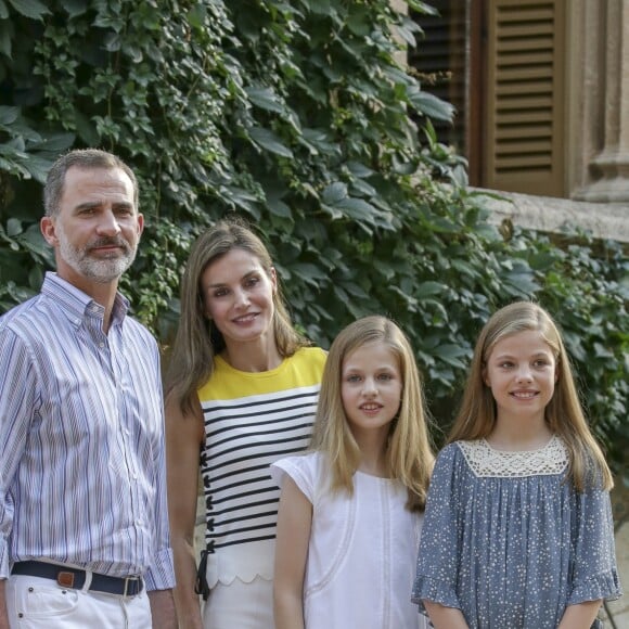 Le roi Felipe VI d'Espagne, la reine Letizia et leurs filles Leonor, princesse des Asturies, et l'infante Sofia ont pris la pose dans la cour du palais de Marivent à Palma de Majorque le 31 juillet 2017, lors de leur traditionnelle rencontre organisée avec la presse au début de leurs vacances.
