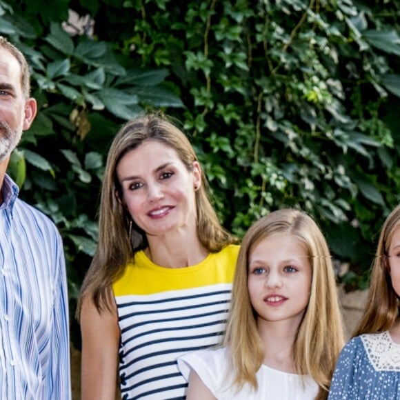 Le roi Felipe VI d'Espagne, la reine Letizia et leurs filles Leonor, princesse des Asturies, et l'infante Sofia ont pris la pose dans la cour du palais de Marivent à Palma de Majorque le 31 juillet 2017, lors de leur traditionnelle rencontre organisée avec la presse au début de leurs vacances.