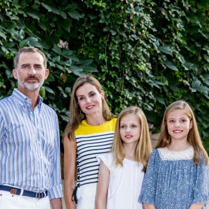 Le roi Felipe VI d'Espagne, la reine Letizia et leurs filles Leonor, princesse des Asturies, et l'infante Sofia ont pris la pose dans la cour du palais de Marivent à Palma de Majorque le 31 juillet 2017, lors de leur traditionnelle rencontre organisée avec la presse au début de leurs vacances.