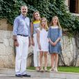 Le roi Felipe VI d'Espagne, la reine Letizia et leurs filles Leonor, princesse des Asturies, et l'infante Sofia ont pris la pose dans la cour du palais de Marivent à Palma de Majorque le 31 juillet 2017, lors de leur traditionnelle rencontre organisée avec la presse au début de leurs vacances.