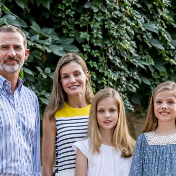 Le roi Felipe VI d'Espagne, la reine Letizia et leurs filles Leonor, princesse des Asturies, et l'infante Sofia ont pris la pose dans la cour du palais de Marivent à Palma de Majorque le 31 juillet 2017, lors de leur traditionnelle rencontre organisée avec la presse au début de leurs vacances.