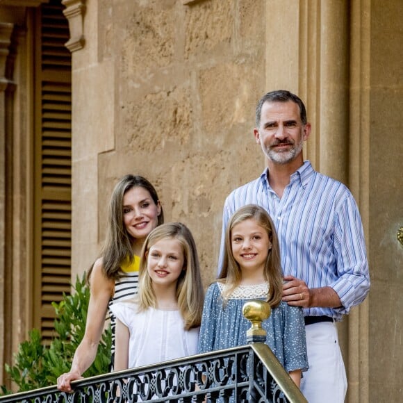 Le roi Felipe VI d'Espagne, la reine Letizia et leurs filles Leonor, princesse des Asturies, et l'infante Sofia ont pris la pose dans la cour du palais de Marivent à Palma de Majorque le 31 juillet 2017, lors de leur traditionnelle rencontre organisée avec la presse au début de leurs vacances.