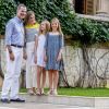 Le roi Felipe VI d'Espagne, la reine Letizia et leurs filles Leonor, princesse des Asturies, et l'infante Sofia ont pris la pose dans la cour du palais de Marivent à Palma de Majorque le 31 juillet 2017, lors de leur traditionnelle rencontre organisée avec la presse au début de leurs vacances.