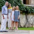 Le roi Felipe VI d'Espagne, la reine Letizia et leurs filles Leonor, princesse des Asturies, et l'infante Sofia ont pris la pose dans la cour du palais de Marivent à Palma de Majorque le 31 juillet 2017, lors de leur traditionnelle rencontre organisée avec la presse au début de leurs vacances.
