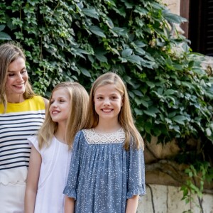 Le roi Felipe VI d'Espagne, la reine Letizia et leurs filles Leonor, princesse des Asturies, et l'infante Sofia ont pris la pose dans la cour du palais de Marivent à Palma de Majorque le 31 juillet 2017, lors de leur traditionnelle rencontre organisée avec la presse au début de leurs vacances.