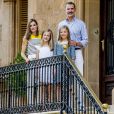 Le roi Felipe VI d'Espagne, la reine Letizia et leurs filles Leonor, princesse des Asturies, et l'infante Sofia sont sortis dans la cour du palais de Marivent à Palma de Majorque le 31 juillet 2017 pour leur traditionnelle rencontre organisée avec la presse au début de leurs vacances.