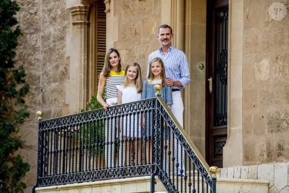 Le roi Felipe VI d'Espagne, la reine Letizia et leurs filles Leonor, princesse des Asturies, et l'infante Sofia sont sortis dans la cour du palais de Marivent à Palma de Majorque le 31 juillet 2017 pour leur traditionnelle rencontre organisée avec la presse au début de leurs vacances.