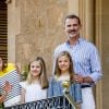 Le roi Felipe VI avec la reine Letizia et leurs filles Leonor et Sofia, posent dans les jardins du palais Marivent à Palma de Majorque en Espagne le 31 juillet 2017.31/07/2017 - Majorque