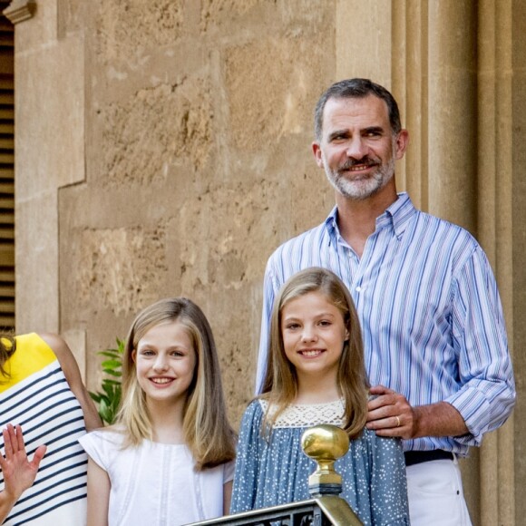 Le roi Felipe VI avec la reine Letizia et leurs filles Leonor et Sofia, posent dans les jardins du palais Marivent à Palma de Majorque en Espagne le 31 juillet 2017.31/07/2017 - Majorque