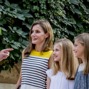 Le roi Felipe VI avec la reine Letizia et leurs filles Leonor et Sofia, posent dans les jardins du palais Marivent à Palma de Majorque en Espagne le 31 juillet 2017.31/07/2017 - Majorque