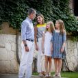 Le roi Felipe VI avec la reine Letizia et leurs filles Leonor et Sofia, posent dans les jardins du palais Marivent à Palma de Majorque en Espagne le 31 juillet 2017.31/07/2017 - Majorque