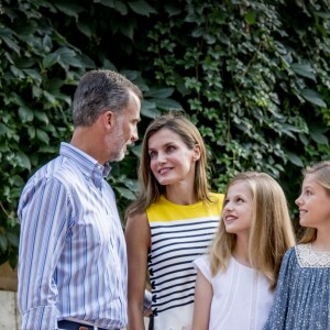 Le roi Felipe VI avec la reine Letizia et leurs filles Leonor et Sofia, posent dans les jardins du palais Marivent à Palma de Majorque en Espagne le 31 juillet 2017.31/07/2017 - Majorque