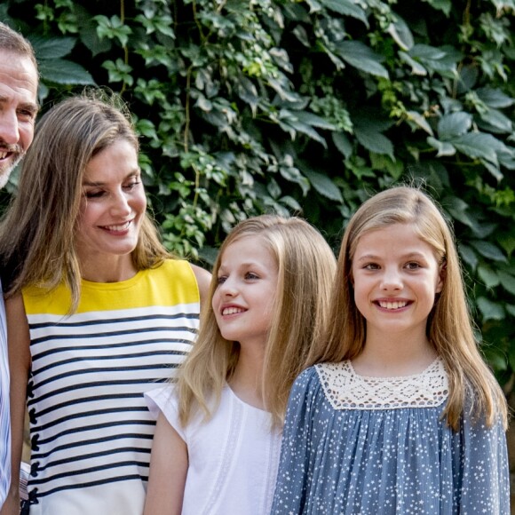 Le roi Felipe VI avec la reine Letizia et leurs filles Leonor et Sofia, posent dans les jardins du palais Marivent à Palma de Majorque en Espagne le 31 juillet 2017.31/07/2017 - Majorque