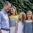 Le roi Felipe VI d'Espagne, la reine Letizia et leurs filles Leonor, princesse des Asturies, et l'infante Sofia ont pris la pose en toute complicité dans la cour du palais de Marivent à Palma de Majorque le 31 juillet 2017, lors de leur traditionnelle rencontre organisée avec la presse au début de leurs vacances.