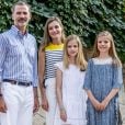 Le roi Felipe VI avec la reine Letizia et leurs filles Leonor et Sofia, posent dans les jardins du palais Marivent à Palma de Majorque en Espagne le 31 juillet 2017.31/07/2017 - Majorque