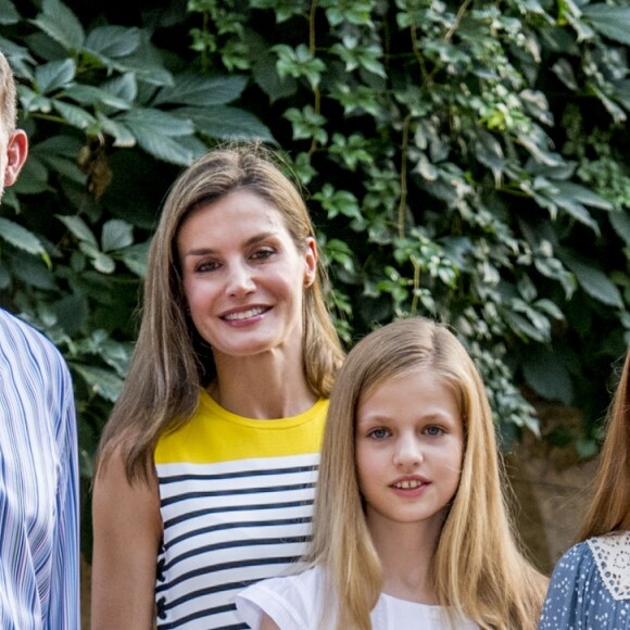 Le roi Felipe VI avec la reine Letizia et leurs filles Leonor et Sofia, posent dans les jardins du palais Marivent à Palma de Majorque en Espagne le 31 juillet 2017.31/07/2017 - Majorque