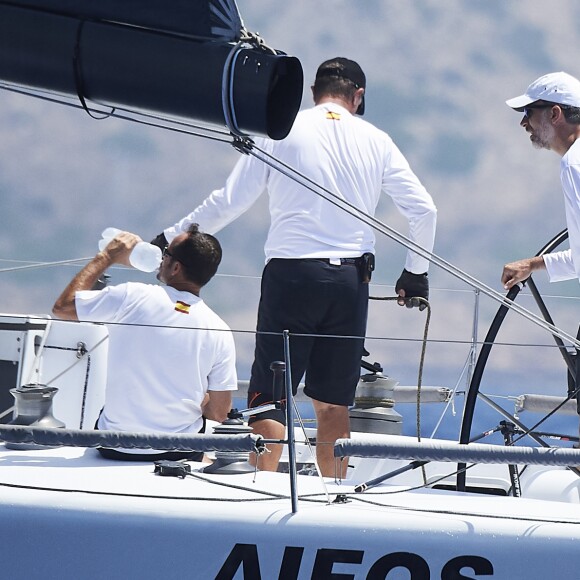 Le roi Felipe VI d'Espagne à bord du voilier AIFOS à l'occasion de la "Copa del Rey" au large de Palma de Majorque, le 31 juillet 2017. © Jack Abuin via ZUMA Wire/Bestimage  King Felipe VI on board of the AIFOS during the Copa del Rey sailing trophy in Palma de Mallorca, on July 31, 2017.31/07/2017 - Palma