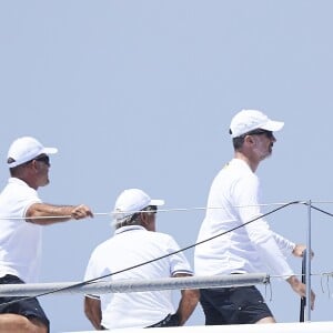 Le roi Felipe VI d'Espagne à bord du voilier AIFOS à l'occasion de la "Copa del Rey" au large de Palma de Majorque, le 31 juillet 2017. © Jack Abuin via ZUMA Wire/Bestimage  King Felipe VI on board of the AIFOS during the Copa del Rey sailing trophy in Palma de Mallorca, on July 31, 2017.31/07/2017 - Palma