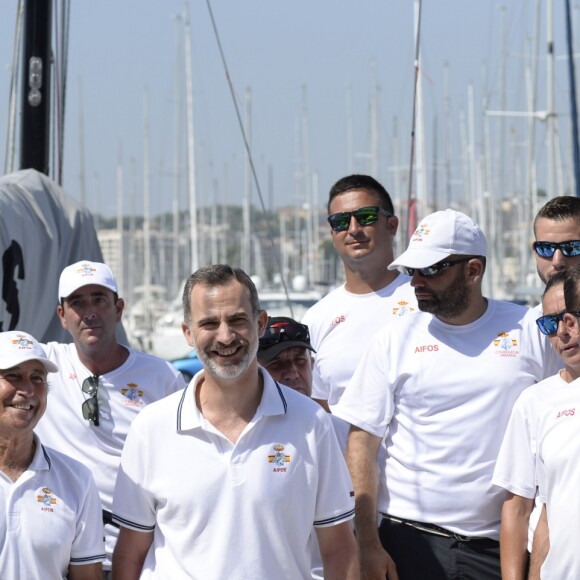 Le roi Felipe VI d'Espagne arrive au Club Nautique à Palma de Majorque à l'occasion de la "Copa del Rey", le 31 juillet 2017.  King Felipe VI of Spain arrives to the Club Nautico de Palma during the Copa del Rey sailing trophy, in Palma de Mallorca, on July 31, 201731/07/2017 - Palma de Majorque