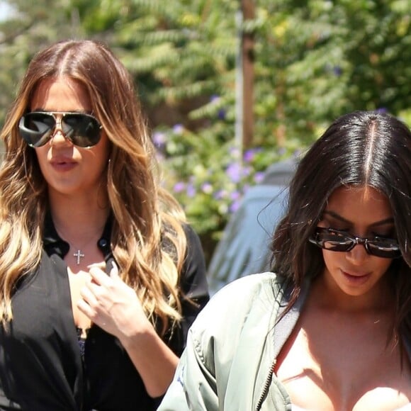 Kim et Khloé Kardashian à Studio City, le 26 juillet 2017.