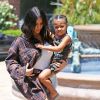 Kim Kardashian et sa fille North West à Calabasas le 22 juin 2017.