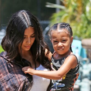 Kim Kardashian et sa fille North West à Calabasas le 22 juin 2017.