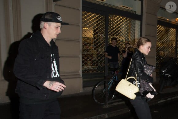 Exclusif - Lily-Rose Depp et son compagnon Ash Stymest sortent d'un shooting photo avec K. Lagerfeld à Paris, France, le 22 mars 2017.
